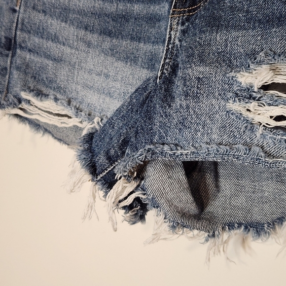 American Eagle Tomgirl distressed denim shorts 8 - Picture 9 of 16